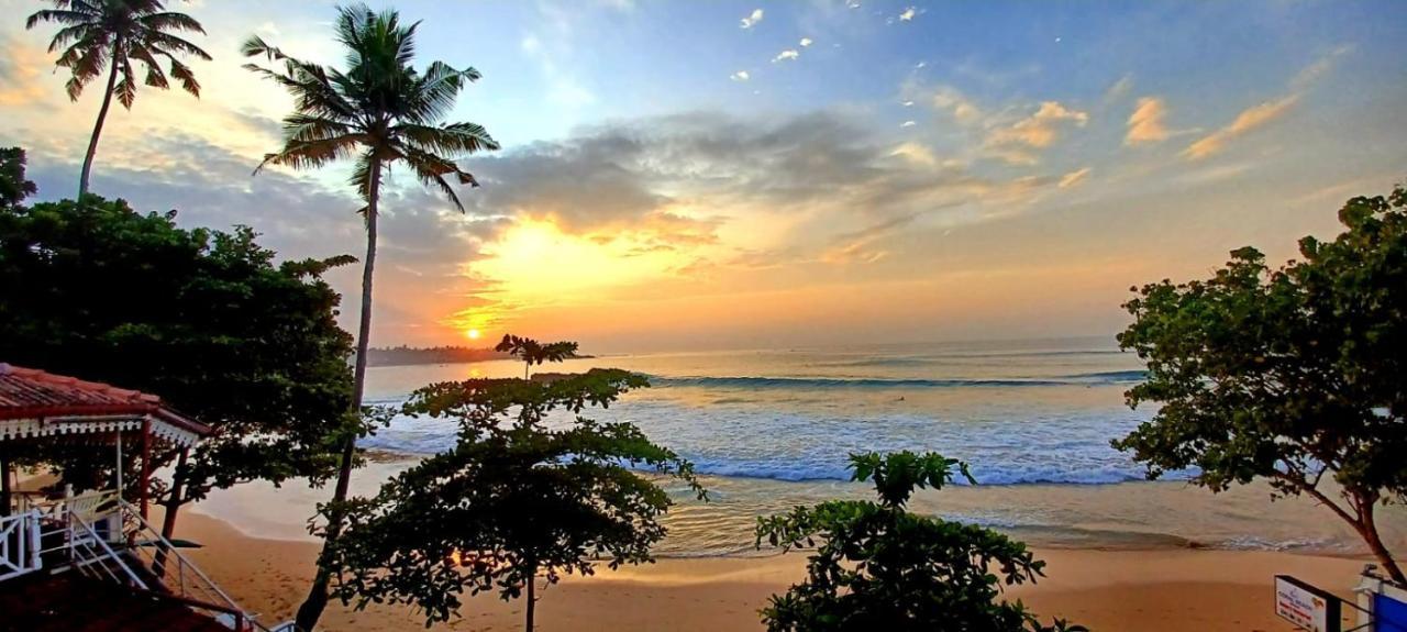 Coral Beach Hotel Mirissa Bagian luar foto
