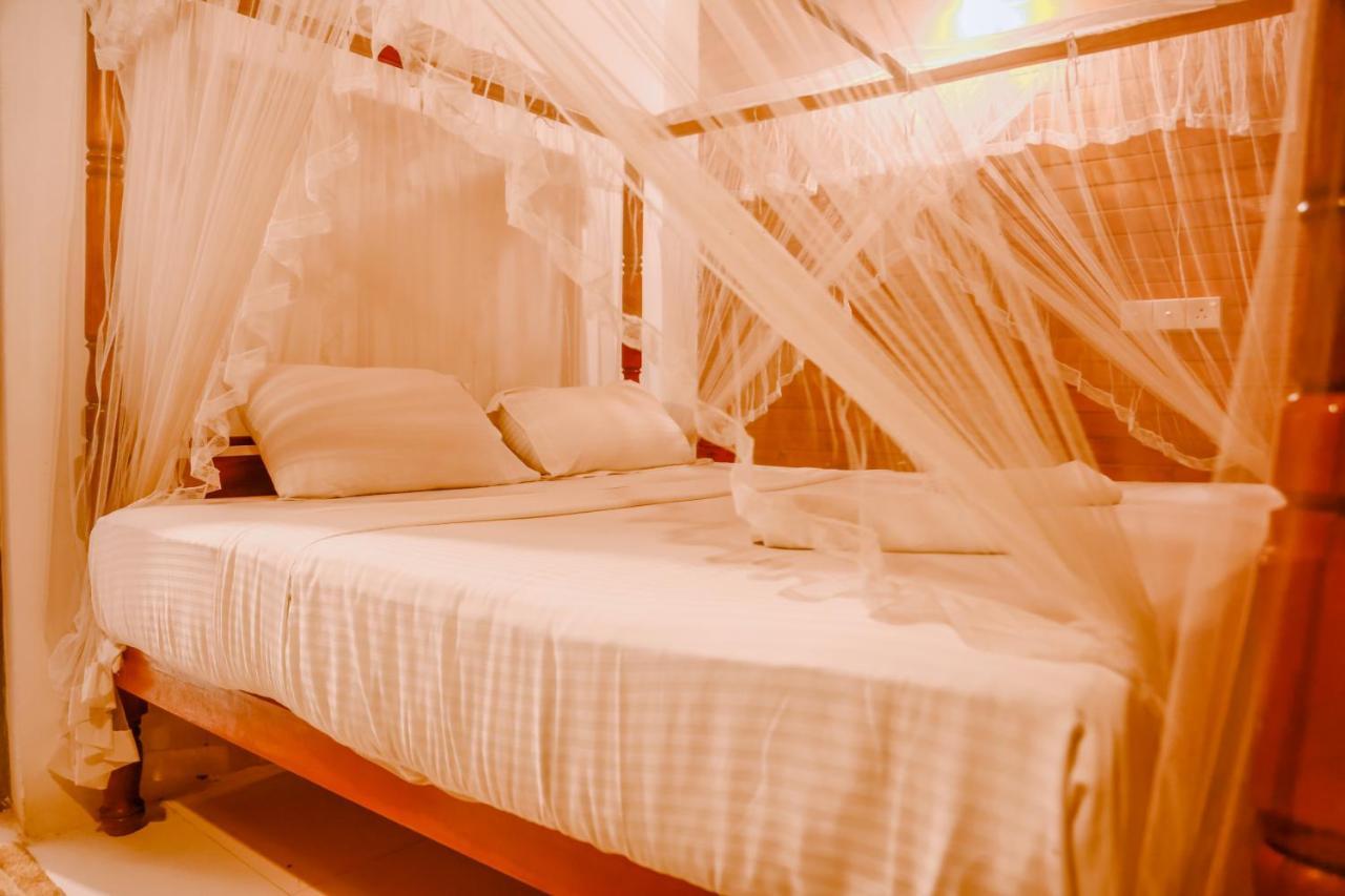 Coral Beach Hotel Mirissa Bagian luar foto