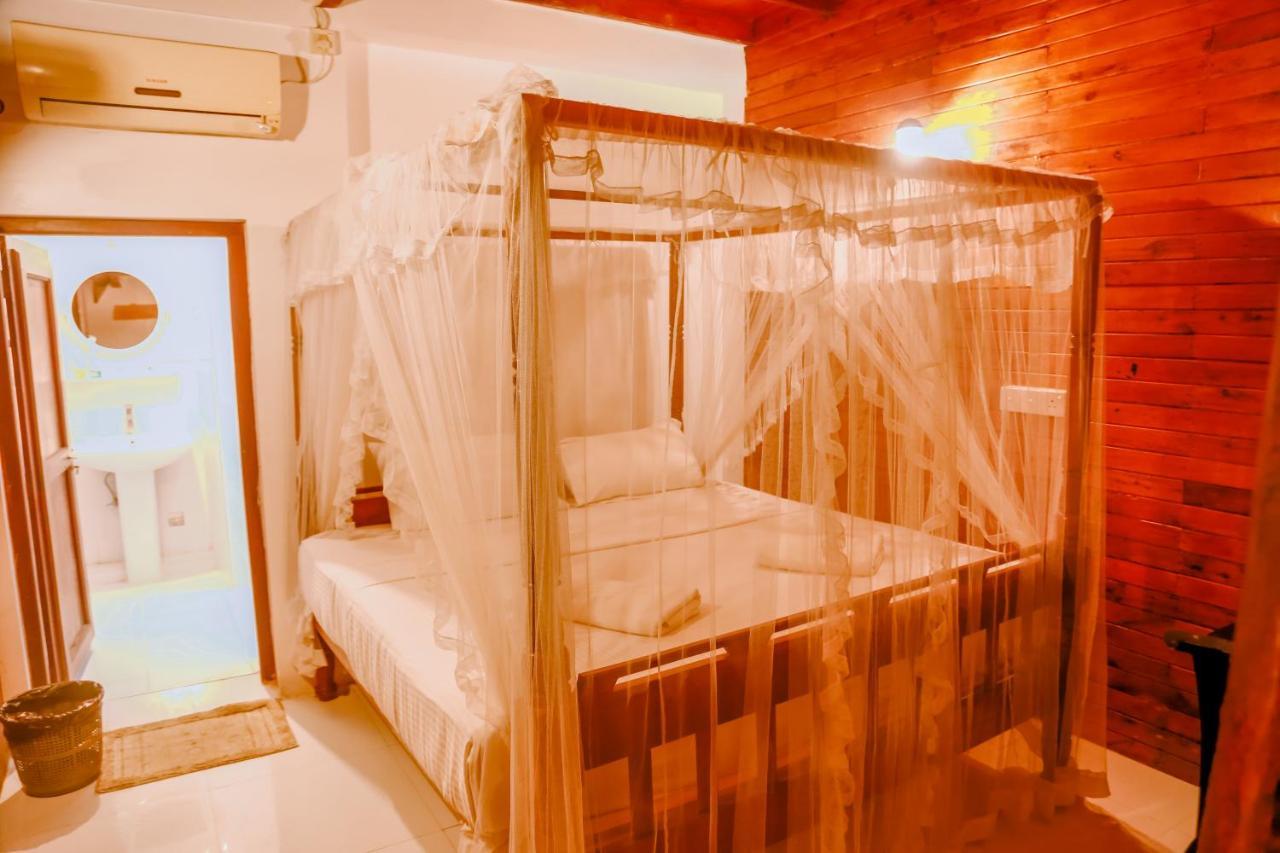 Coral Beach Hotel Mirissa Bagian luar foto