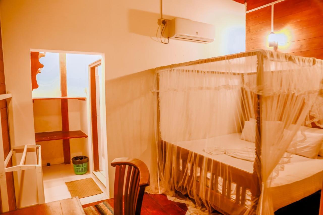 Coral Beach Hotel Mirissa Bagian luar foto