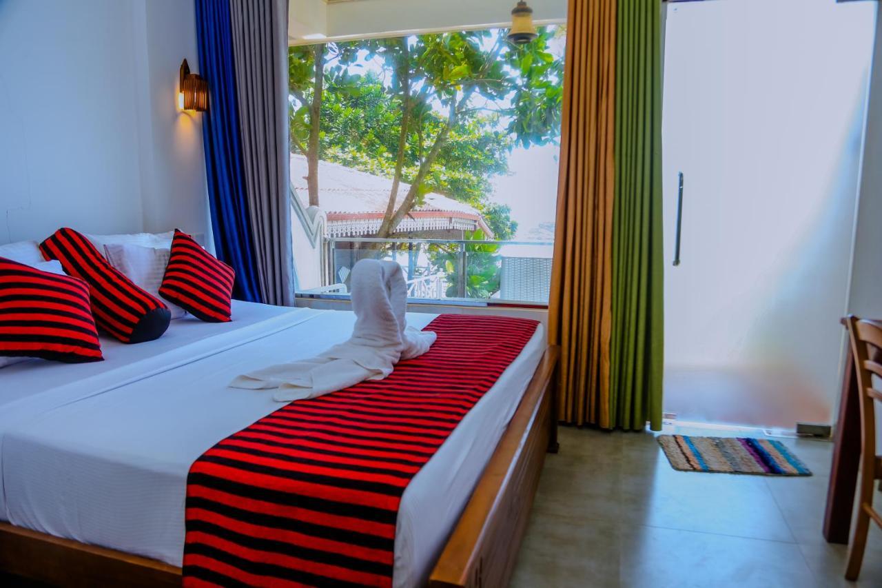 Coral Beach Hotel Mirissa Bagian luar foto