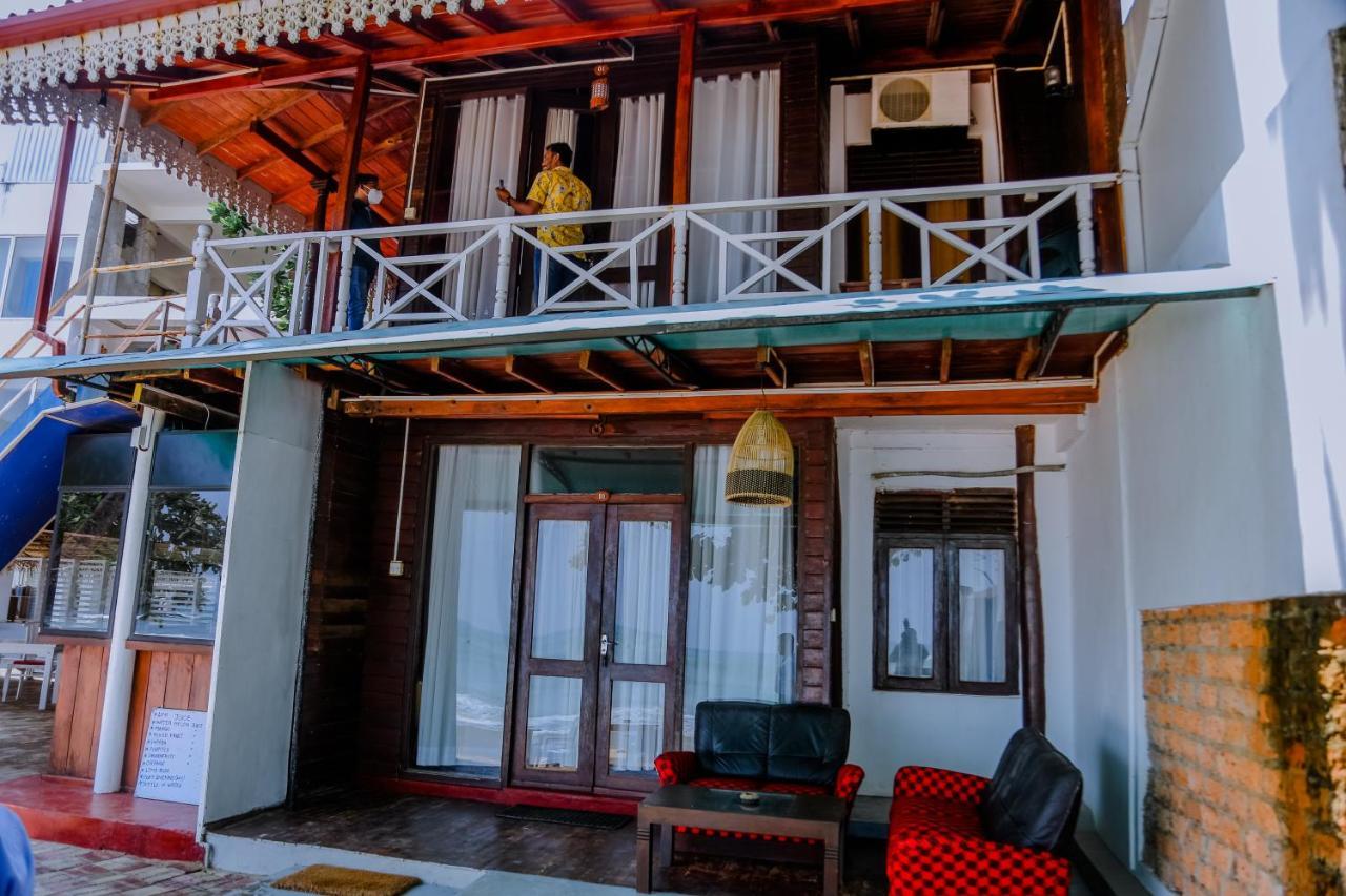 Coral Beach Hotel Mirissa Bagian luar foto