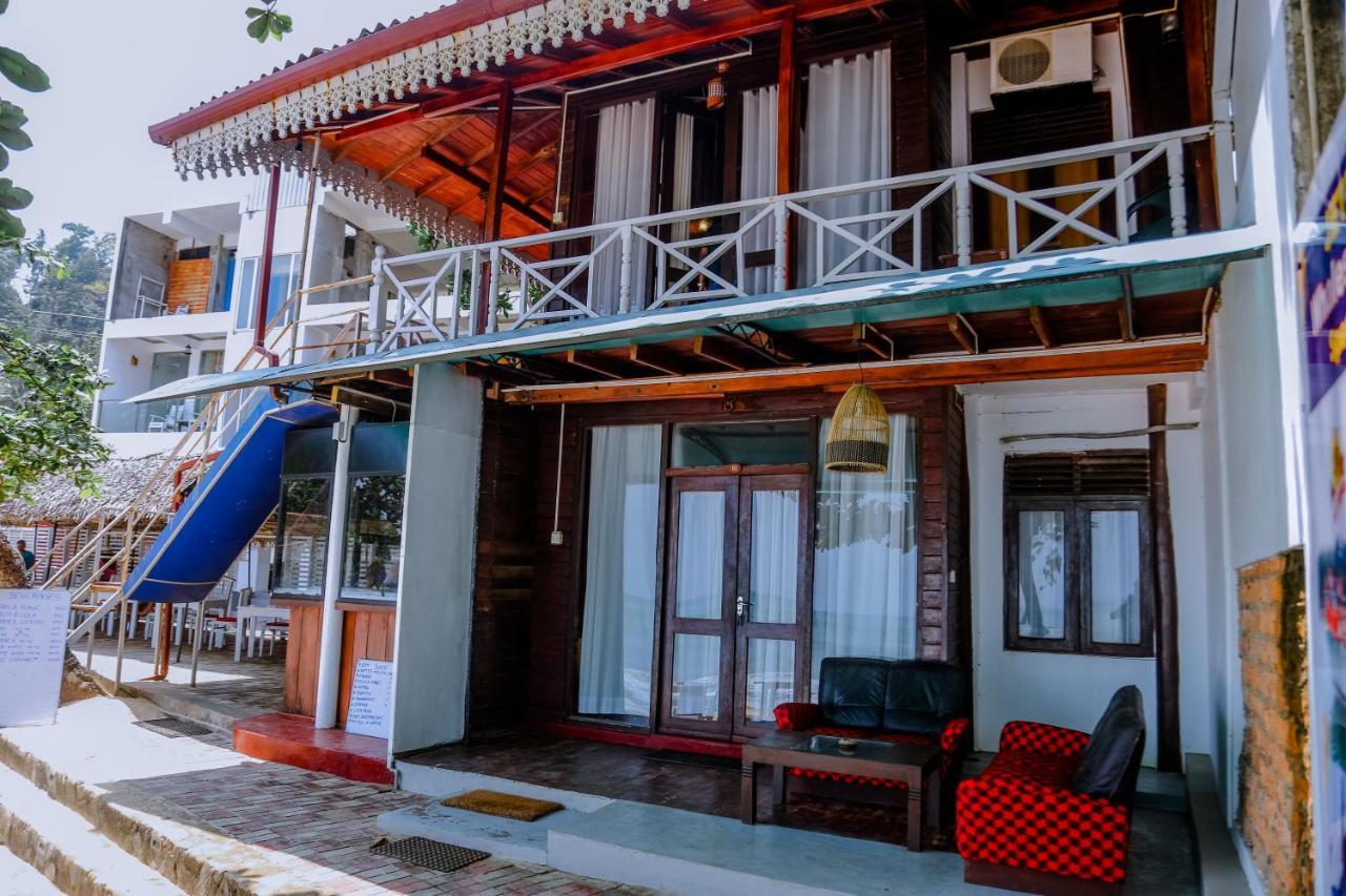Coral Beach Hotel Mirissa Bagian luar foto