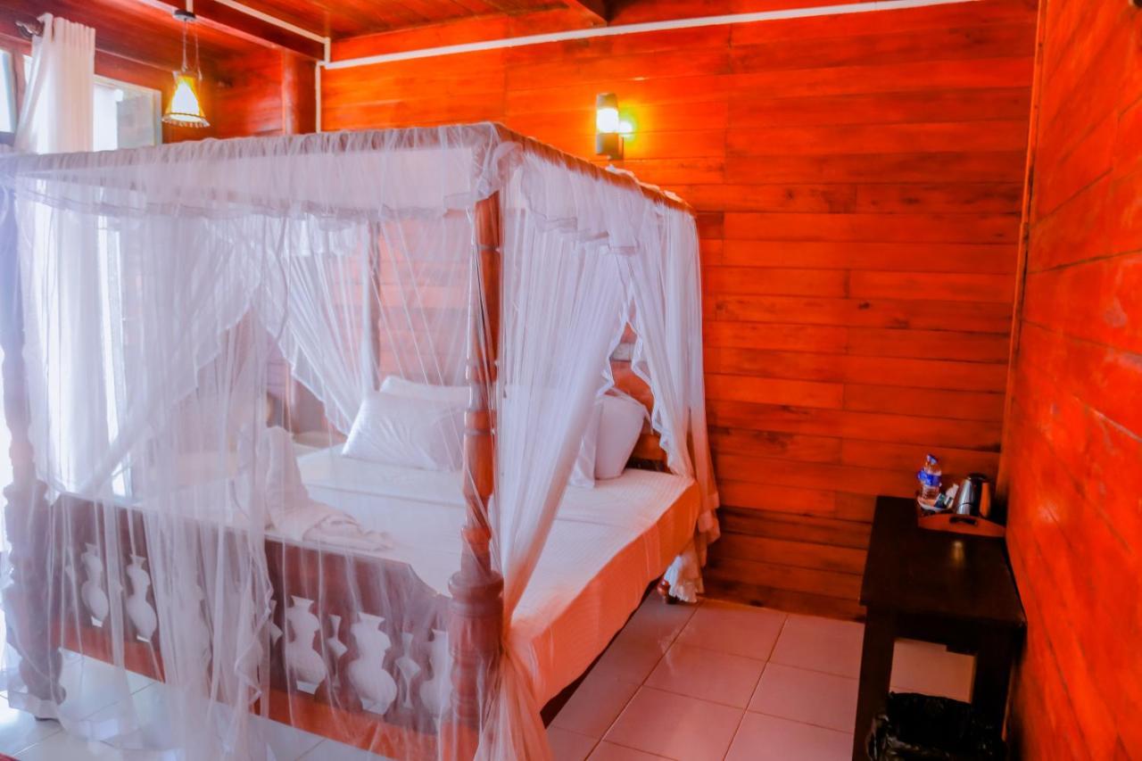 Coral Beach Hotel Mirissa Bagian luar foto