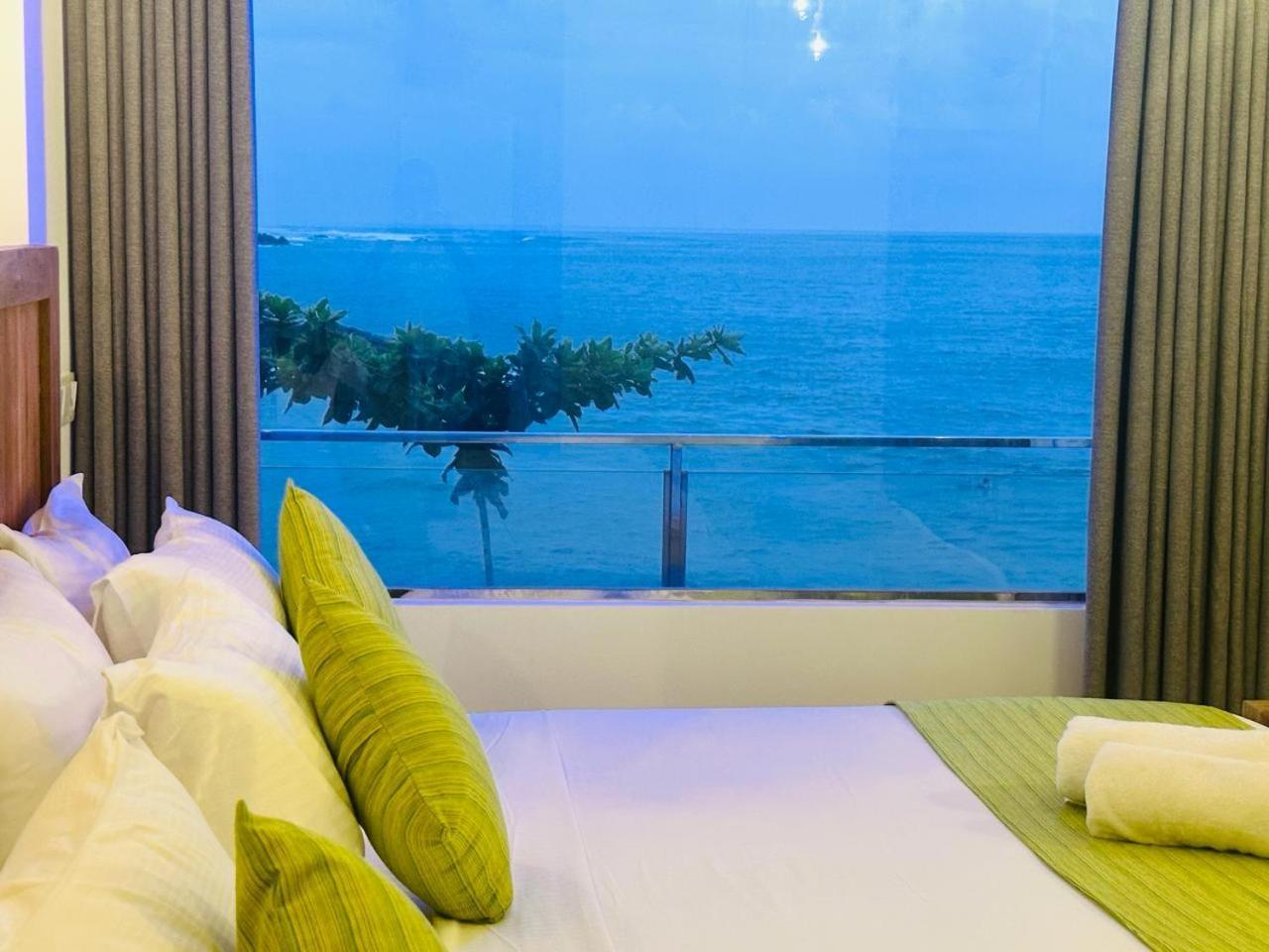 Coral Beach Hotel Mirissa Bagian luar foto