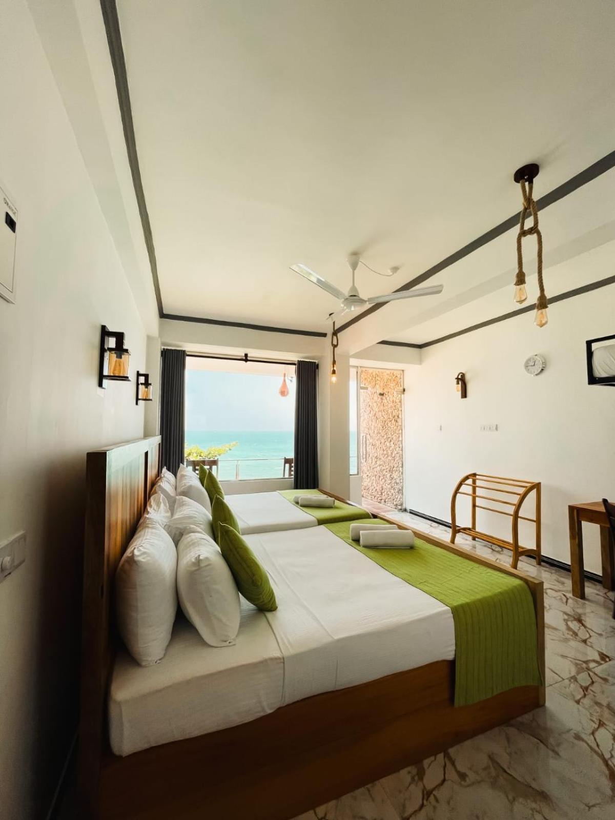 Coral Beach Hotel Mirissa Bagian luar foto