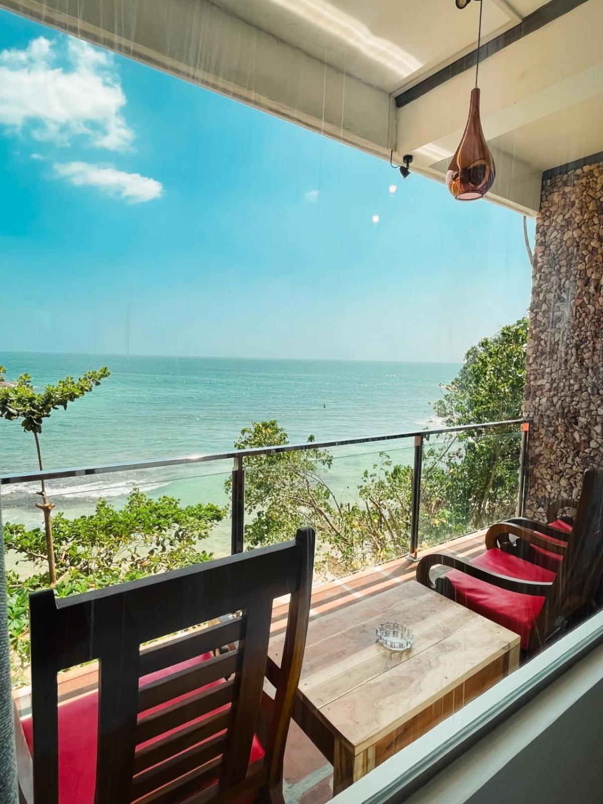 Coral Beach Hotel Mirissa Bagian luar foto