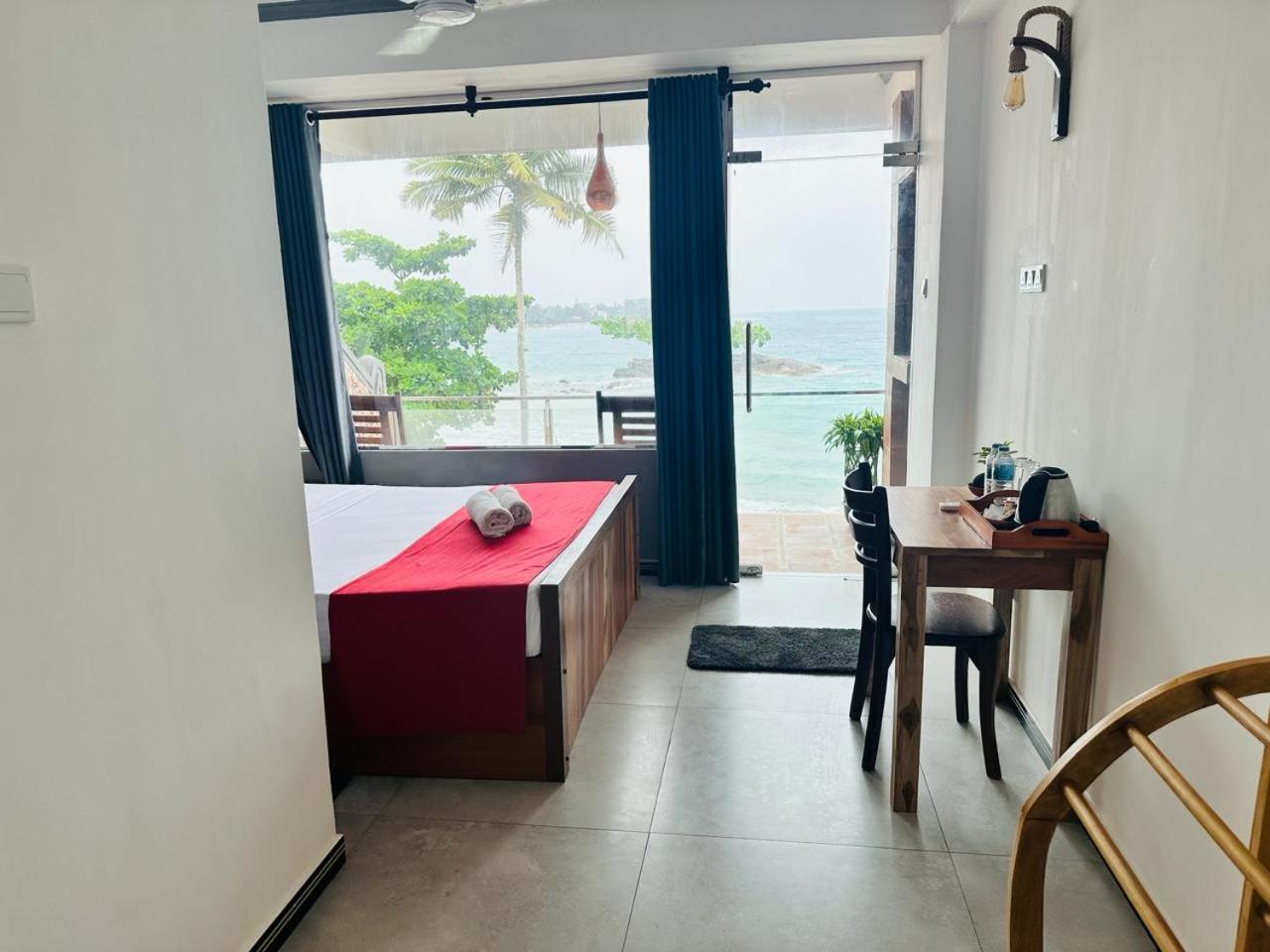 Coral Beach Hotel Mirissa Bagian luar foto