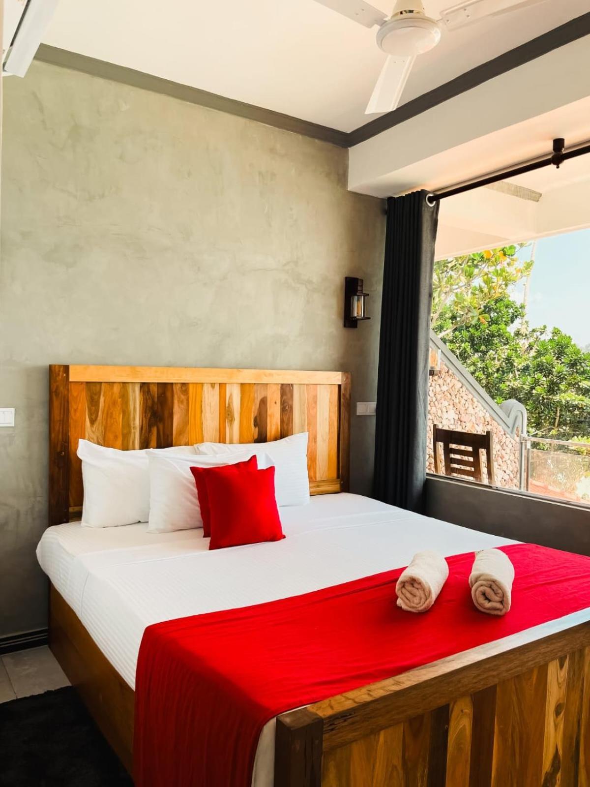 Coral Beach Hotel Mirissa Bagian luar foto