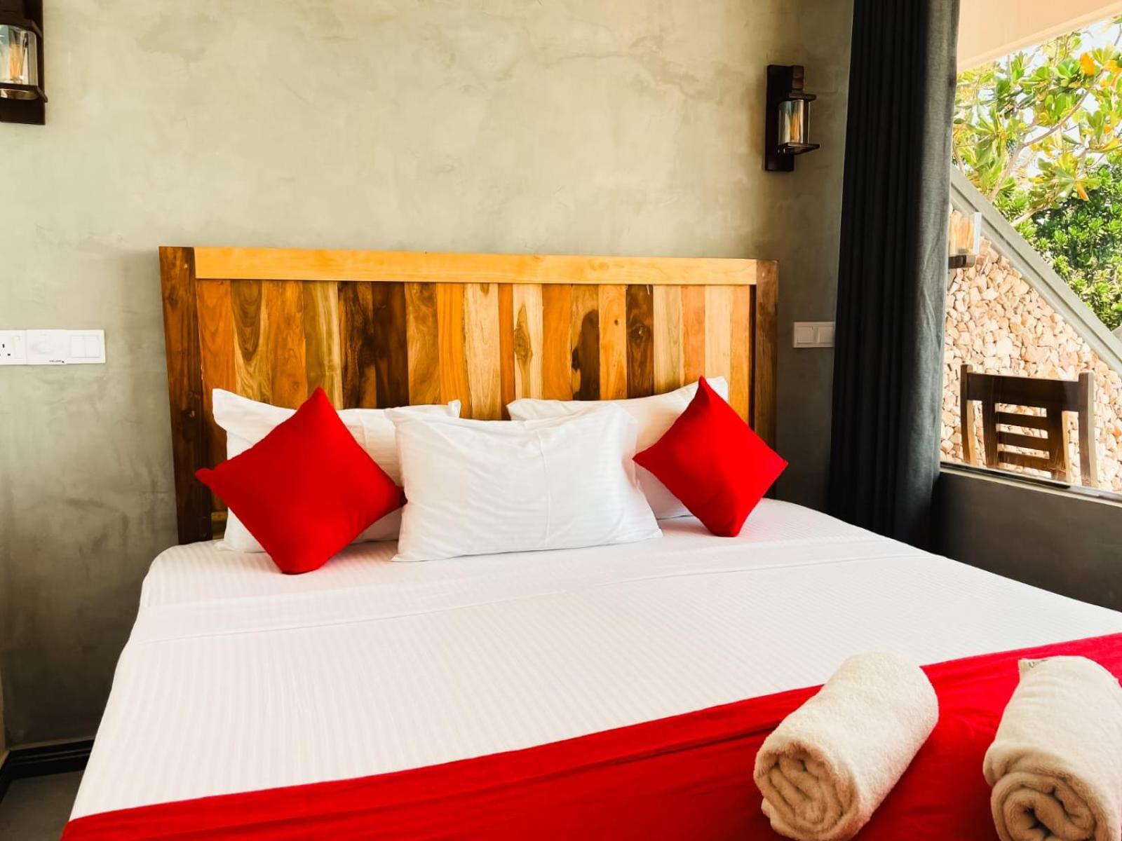 Coral Beach Hotel Mirissa Bagian luar foto