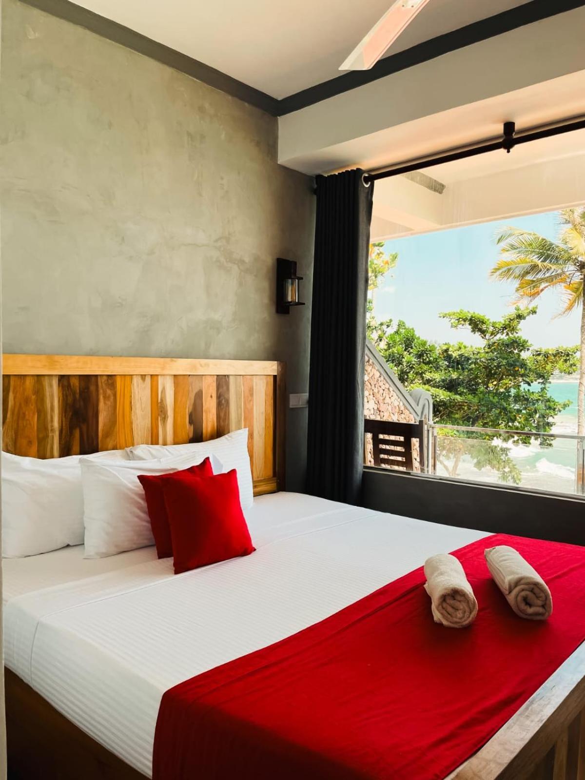 Coral Beach Hotel Mirissa Bagian luar foto
