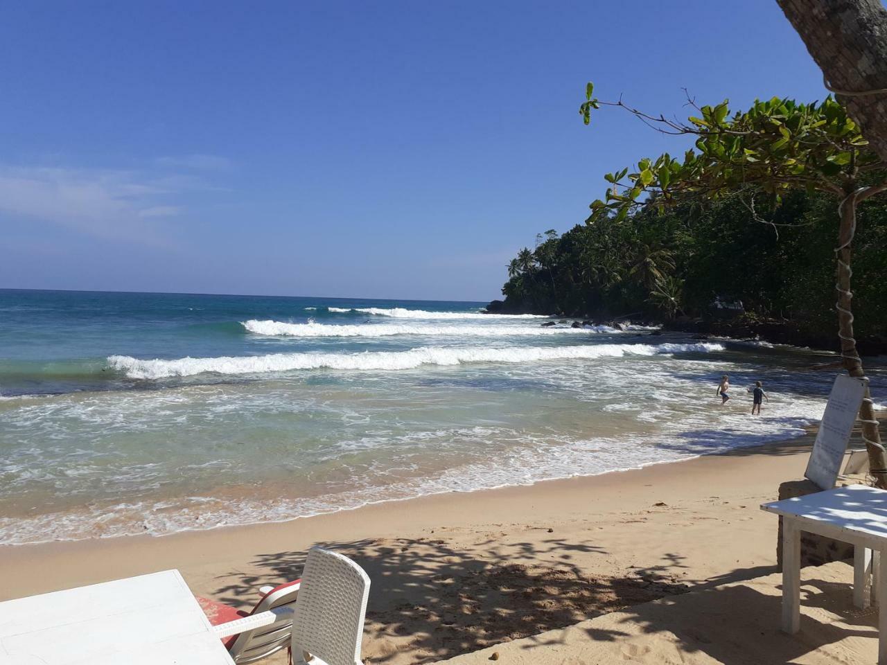 Coral Beach Hotel Mirissa Bagian luar foto
