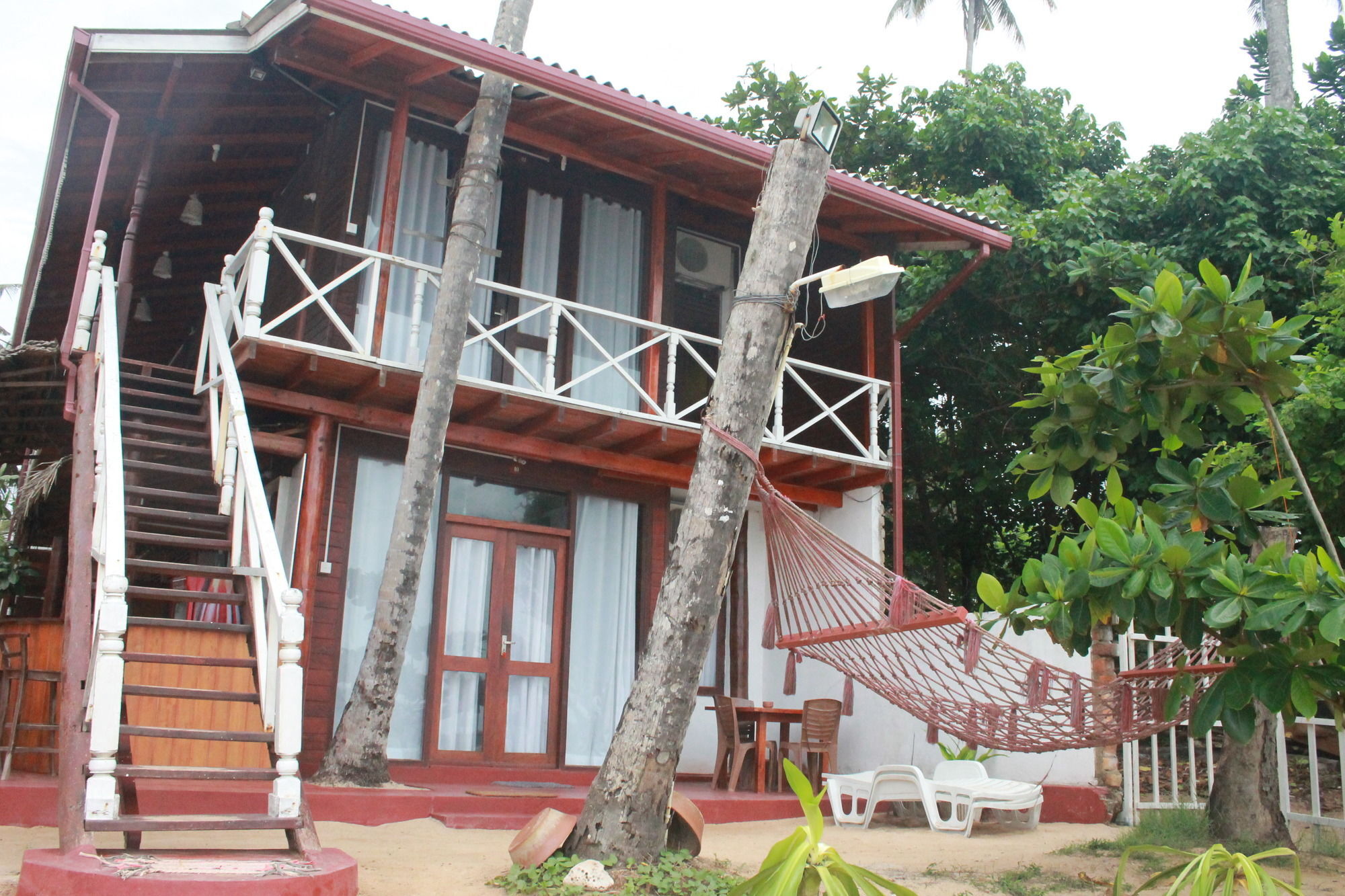 Coral Beach Hotel Mirissa Bagian luar foto